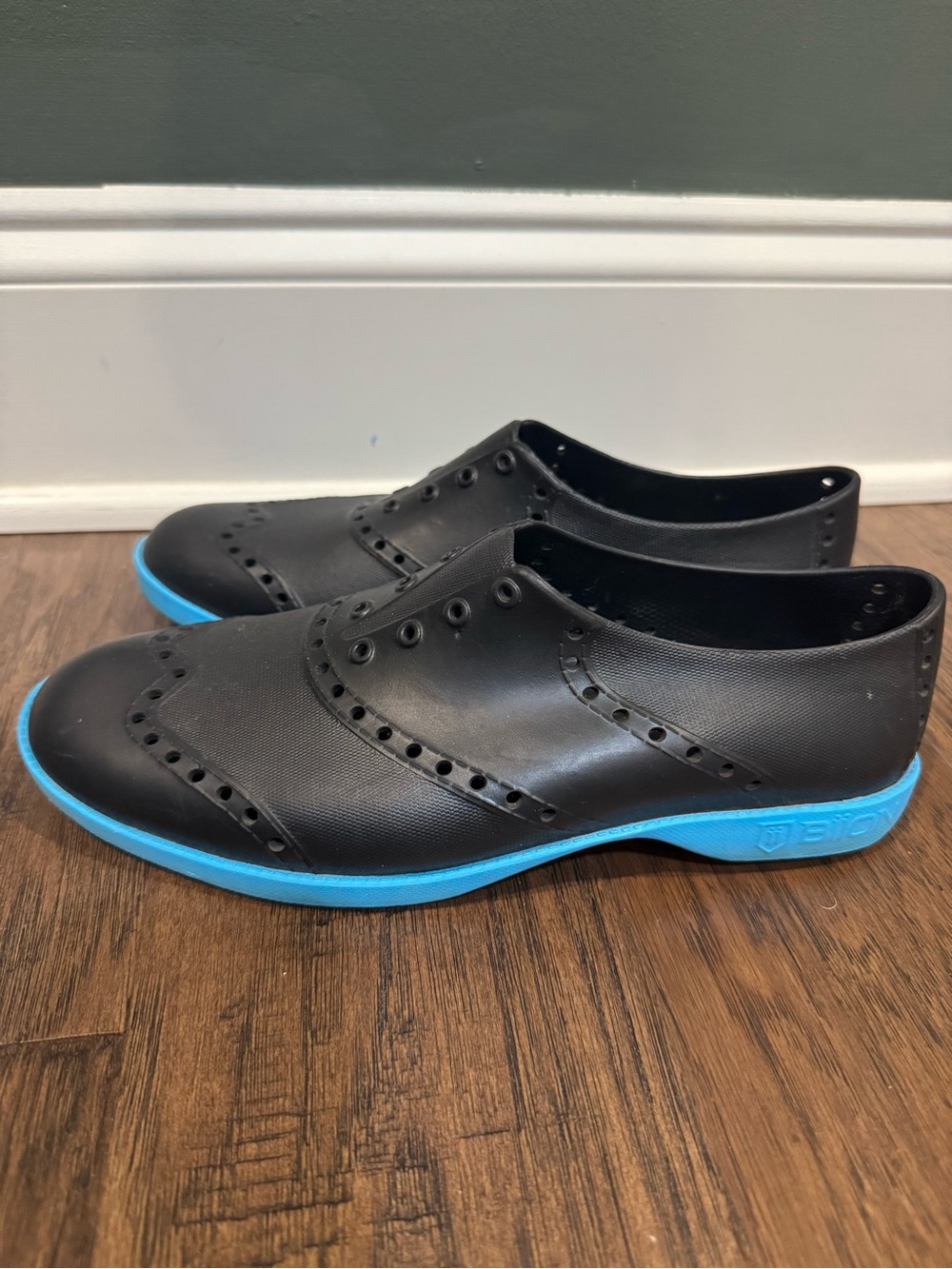 Women's Black Athletic Dress Shoes with Bright Blue Sole
